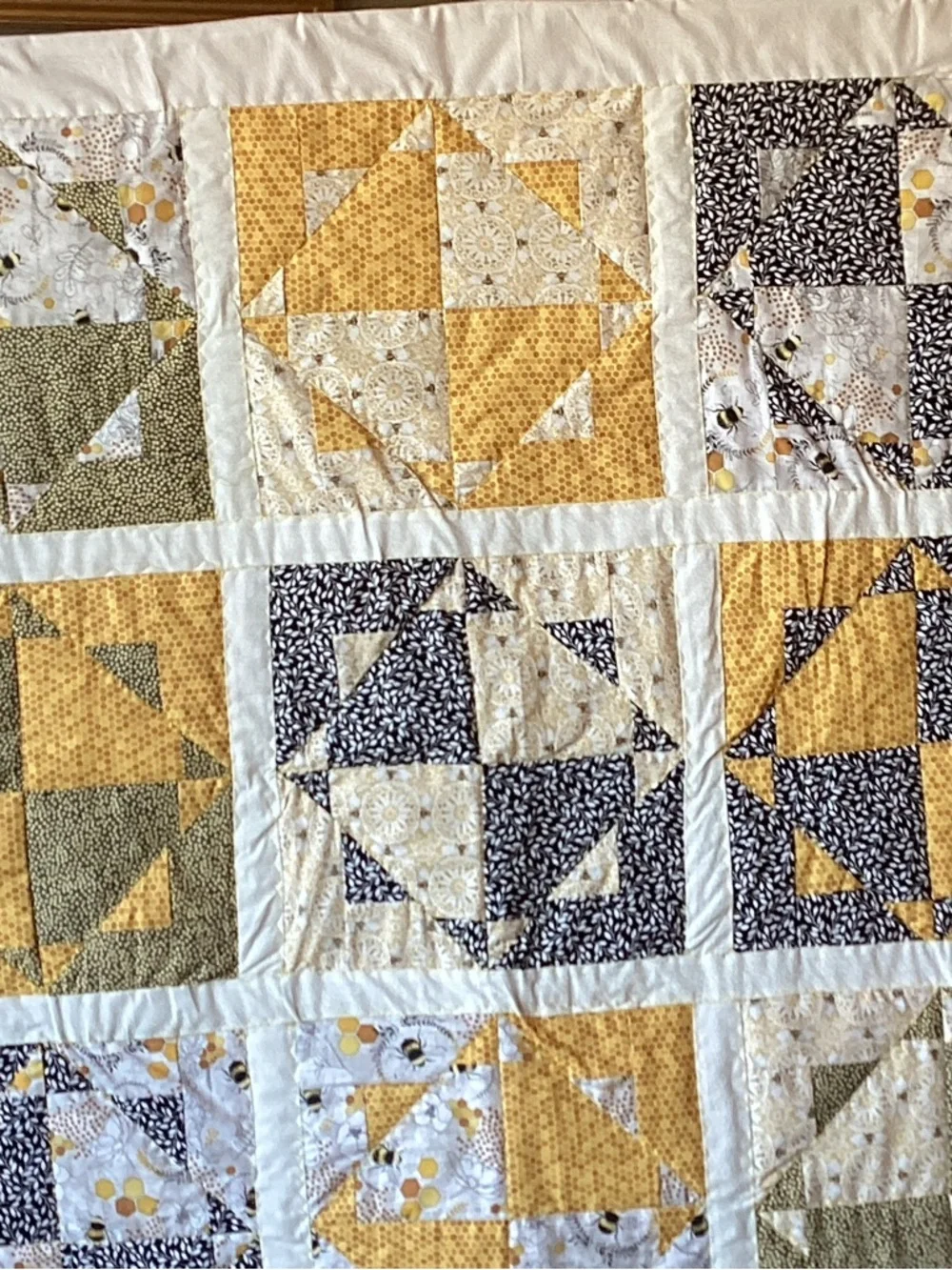 NWT. Hand Crafted Star Bees Quilt